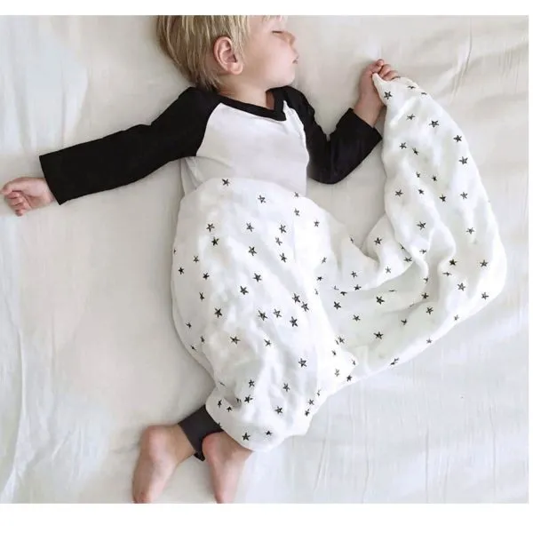 wee gallery organic muslin swaddle "Stars" - Image 3